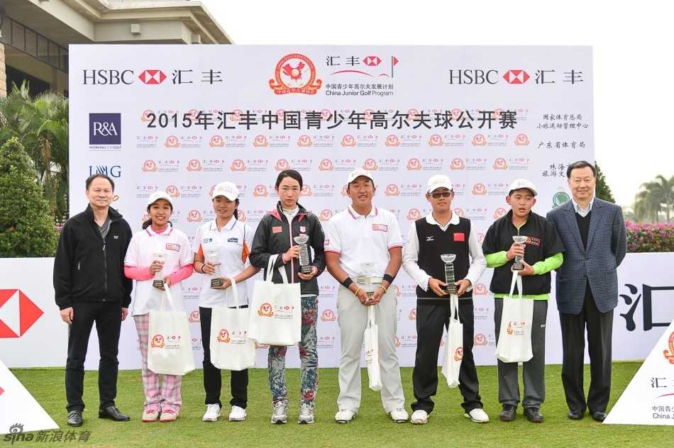 林嘉欣面露灿烂笑容，充满自信地持杆走向果岭，享受比赛过程