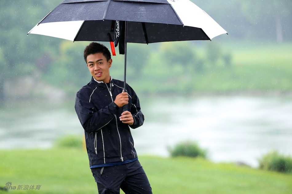 韩国球手李岱汉在沙坑中处理困难球位，他沉着冷静的姿态彰显了顶尖职业球员的过硬心理素质。