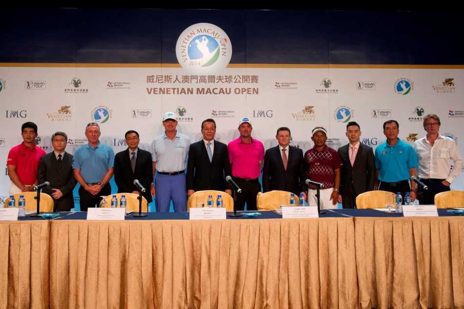 出席澳门公开赛新闻发布会的各位嘉宾与球星齐聚舞台，留下了一张星光熠熠的珍贵合影
