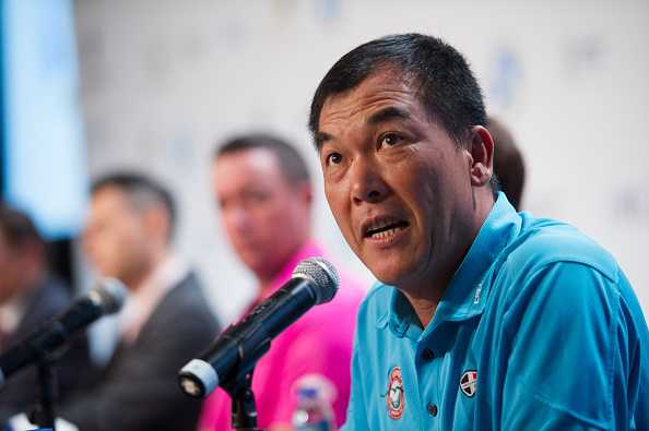 梁文冲、张连伟等六位明星球员在活动上并肩而立，手持赛事相关物品，共同为澳门公开赛造势
