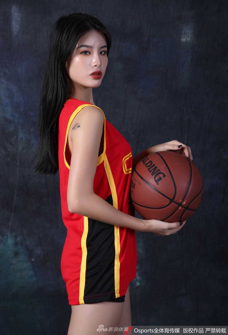 炫舞团啦啦队宝贝们身着亮黄色助威服，面带灿烂笑容，手持金色花球，在赛场中央排开阵型，用整齐划一的舞步为中国队的每一次进攻预热。