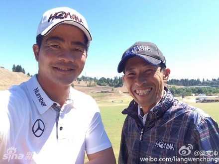 梁文冲与球童行走在钱伯斯湾起伏巨大的球道上，共同观察地形商讨策略。