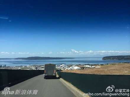 梁文冲在赛前新闻发布会上与媒体交流，神态轻松自信。