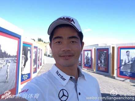 夕阳下，梁文冲结束一天试场训练后离开钱伯斯湾球场。