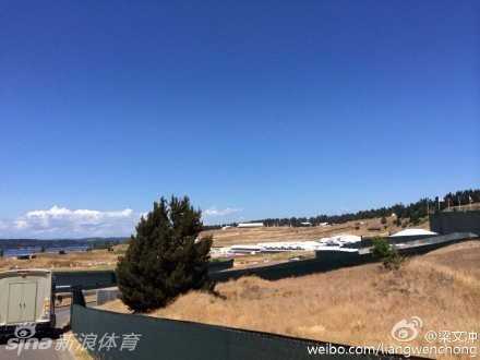梁文冲在练习果岭上仔细推敲坡度与草纹，钱伯斯湾的果岭难度堪称赛场之最。