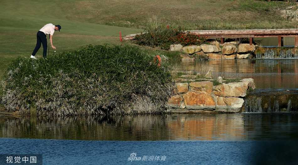 决赛轮关键转折点，皮特斯在第五洞果岭外切出精妙一杆，小球划过一道优雅弧线后稳稳停在洞杯旁，为他抓下反超比分的老鹰球。