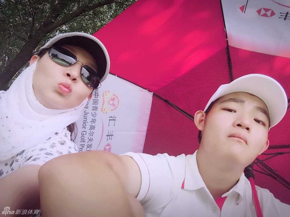 刘騻在练习场进行赛前热身，他双手紧握球杆，身体扭转形成完美的发力姿态，目光如炬紧盯远方。
