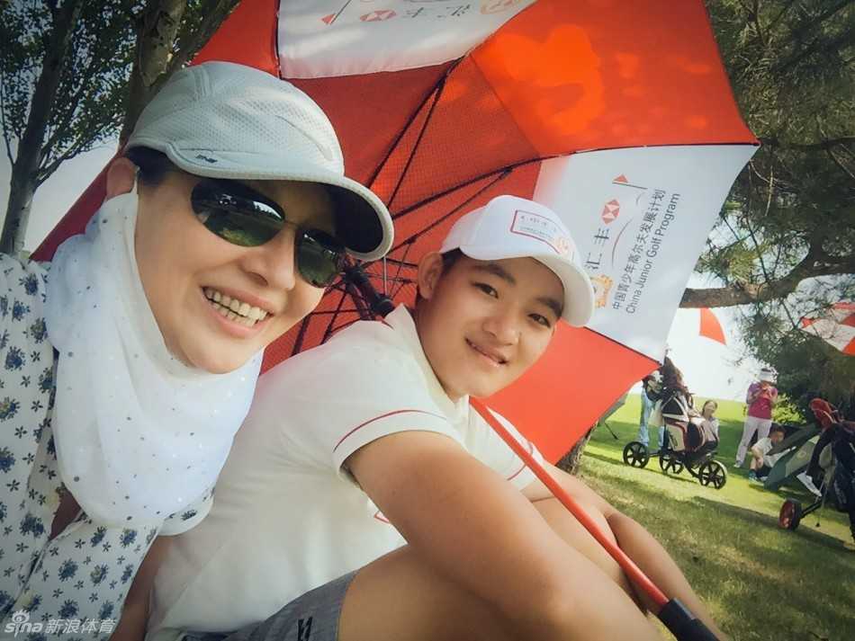 母亲马羚与儿子刘騻头挨着头亲密自拍，两人同时对着镜头嘟起嘴巴，表情同步又搞怪，洋溢着浓浓的幸福与童趣。