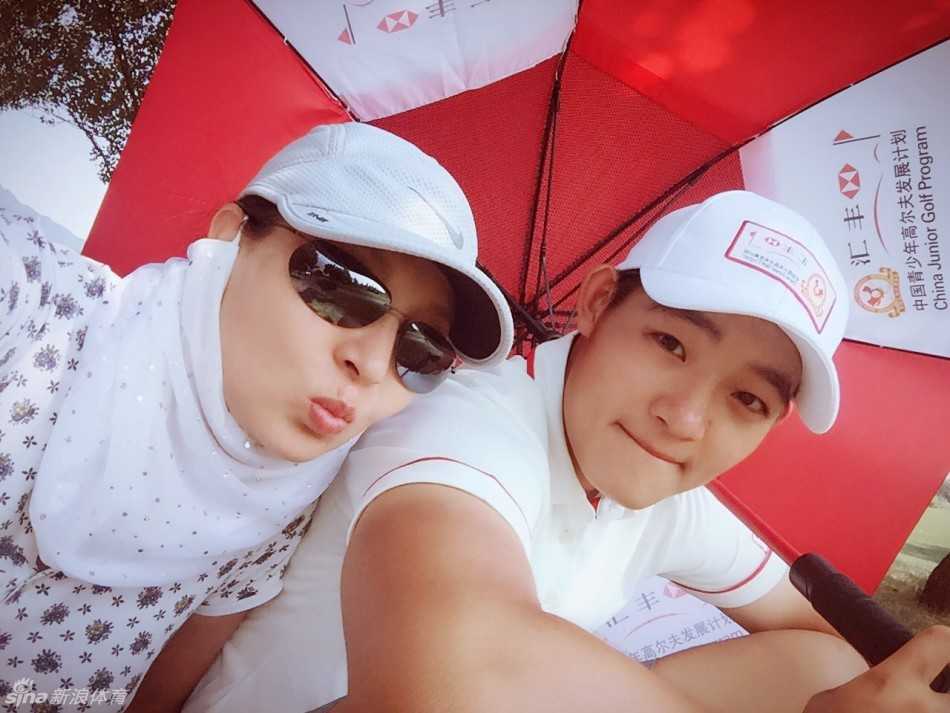 少年球手刘騻在果岭边凝神观察，阳光勾勒出他专注的侧影，仿佛在计算着下一杆的精准路线。