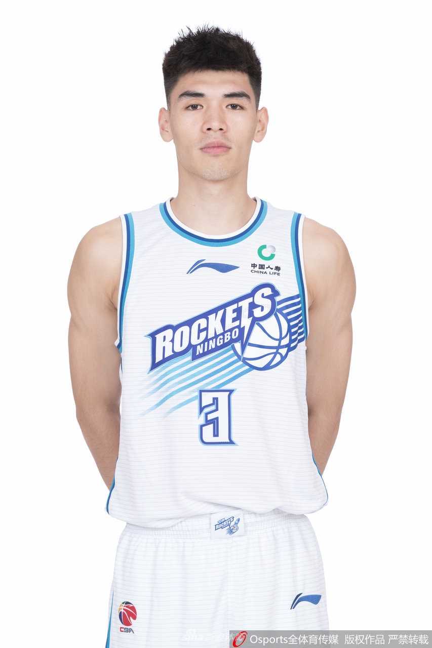 一位年轻内线球员在镜头前握紧双拳，充满活力的面庞上写满了对即将开始的新赛季的渴望，仿佛在积蓄力量等待爆发的那一刻。