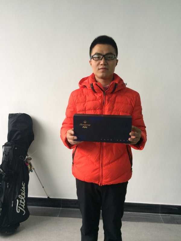 嘉宾们围绕展台欣赏礼盒设计，脸上洋溢着赞赏与愉悦的笑容