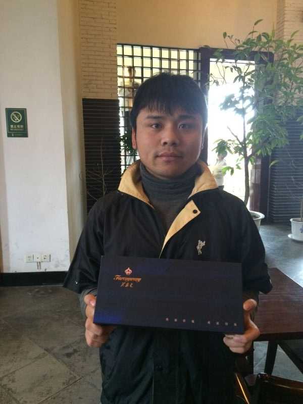 百鸟争鸣主题背景板前，礼盒与高尔夫球具共同构成一幅和谐的高端生活图景