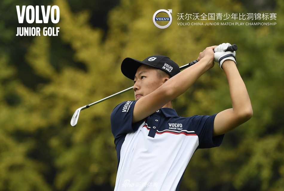 苏文露沉着观察果岭地形，为关键推杆做准备