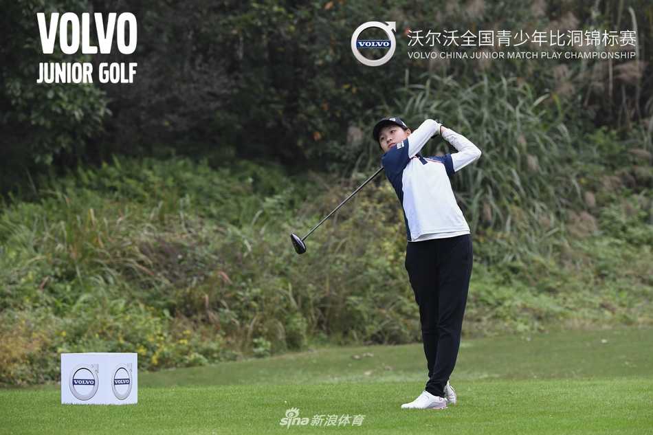 夕阳下的颁奖典礼雏形，冠军奖杯静静等待主人