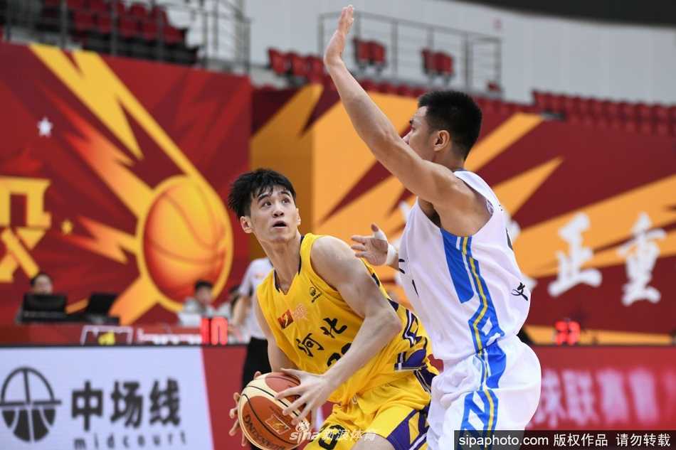 李祥波在河北队内线群中高高跃起，如同直升机升空一般抢下关键篮板，落地瞬间肌肉紧绷，充满了力量感。