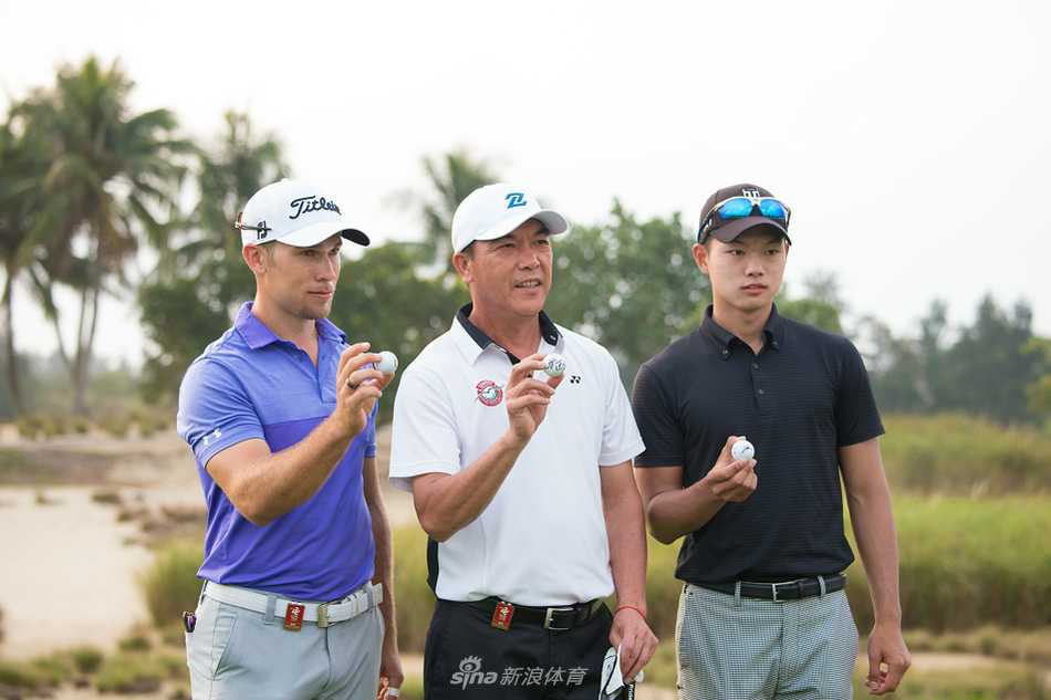 开球前张连伟、麦克弗森与南辰祐并肩而立，老中青三代球员的微笑预示着赛季的好开端