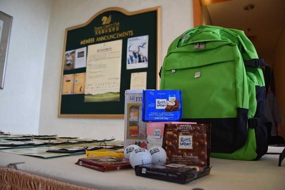 颁奖台上奖品丰盛，净杆季军蔡良仪正接受祝贺，笑容满面