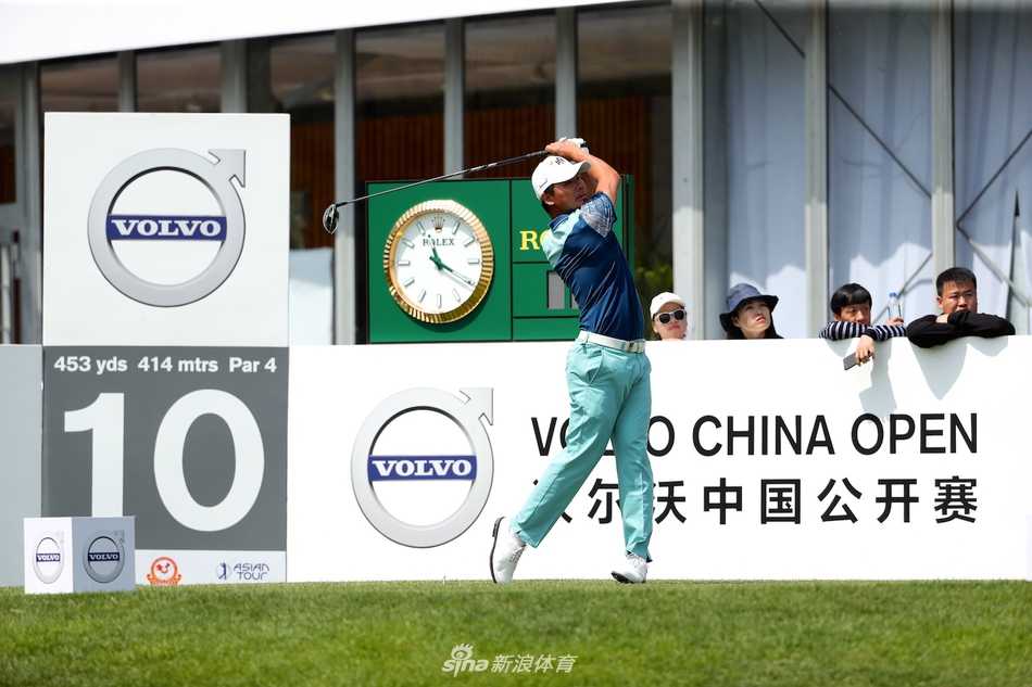 移动日鏖战雁栖湖畔 中国军团蓄力决战中国公开赛 刘晏玮在沙坑中沉着救球,沙砾飞扬的瞬间彰显了职业球员处理困难球位的精湛技巧。