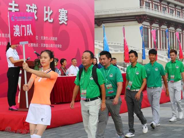 各体育代表团方阵在开幕式上整齐列队入场，色彩斑斓的代表团服装在体育场中央汇聚成一片流动的彩虹，场面盛大而壮观。